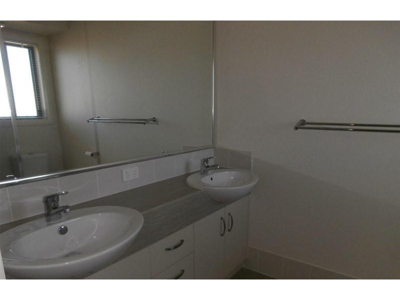 27 Bishop Drive, Miles QLD 4415