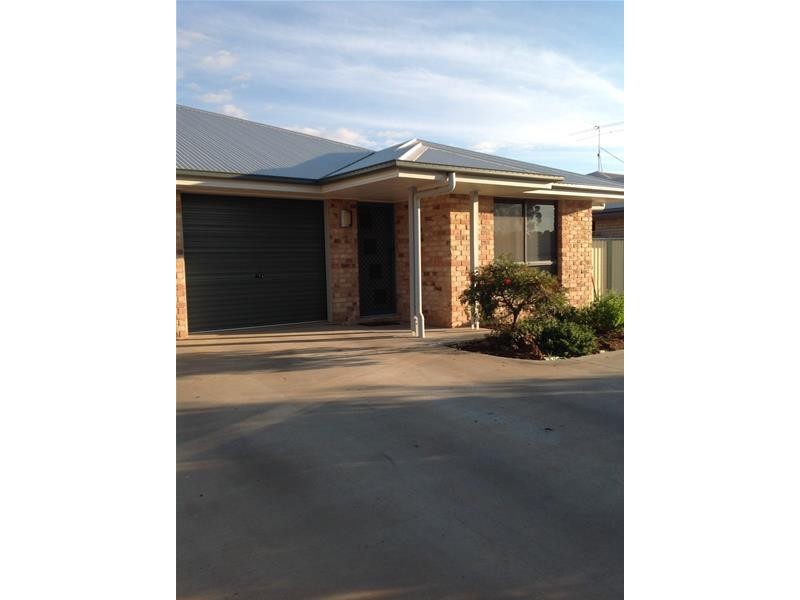 2/9 Luscombe, Chinchilla QLD 4413