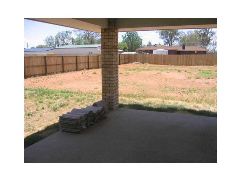 8 Back Avenue, Chinchilla QLD 4413