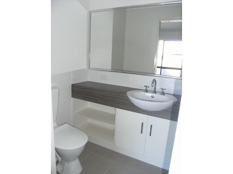 2/11 McKenzie Street, Chinchilla QLD 4413