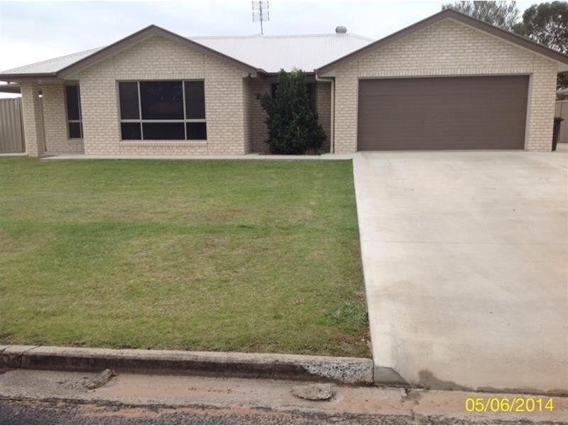 1/26 Lee Street, Miles QLD 4415