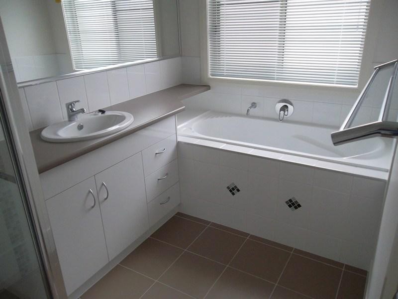 27 Racecourse Road, Miles QLD 4415