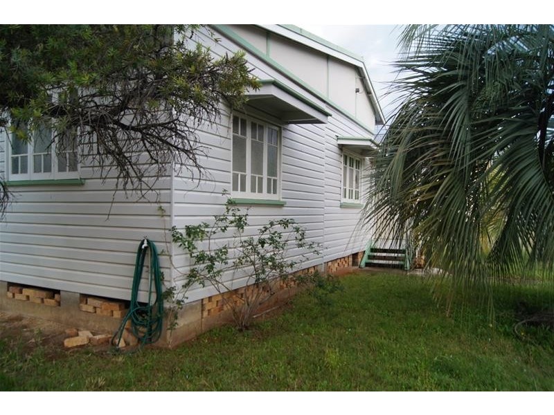 21 Middle Street, Chinchilla QLD 4413