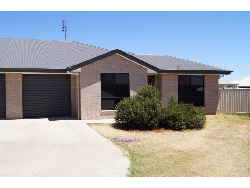 2/11 McKenzie Street, Chinchilla QLD 4413