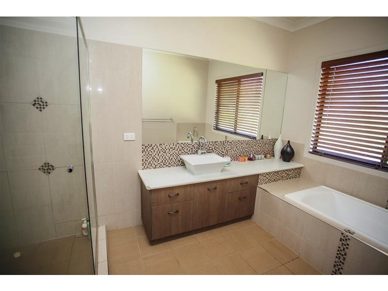 32 Oak Street, Chinchilla QLD 4413