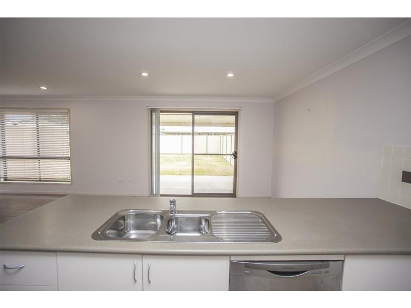 Units 1&2/5  Luscombe Street, Chinchilla QLD 4413