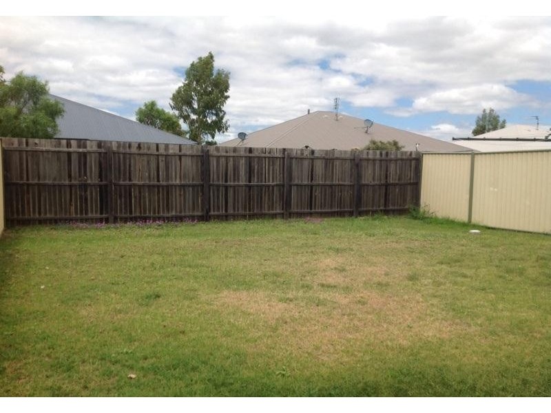 2/7 Luscombe Street, Chinchilla QLD 4413