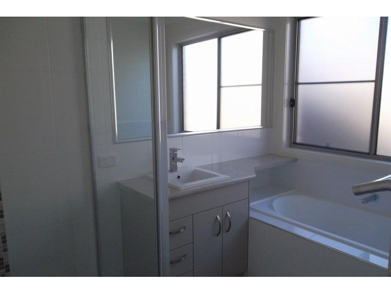 Unit 2/4 Crescent Avenue, Chinchilla QLD 4413