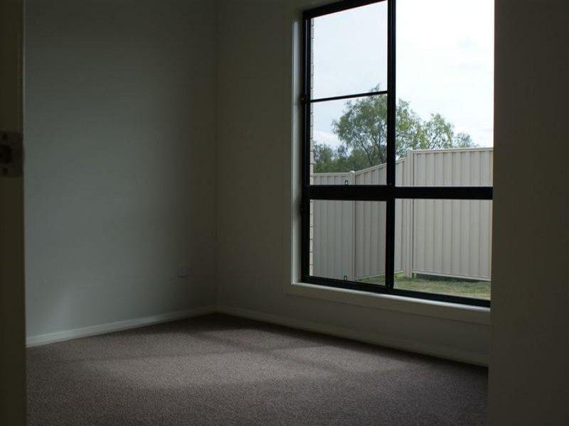 2/12 McKenzie Street, Chinchilla QLD 4413