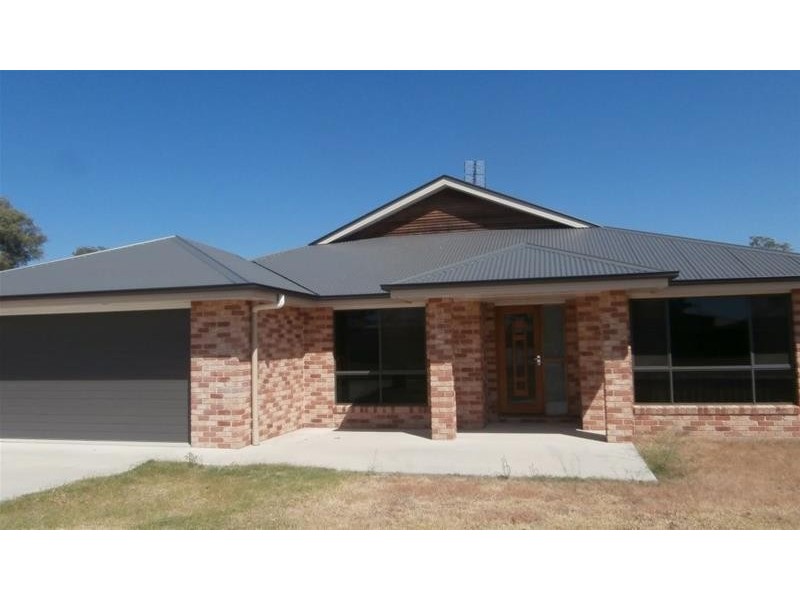 27 Bishop Drive, Miles QLD 4415