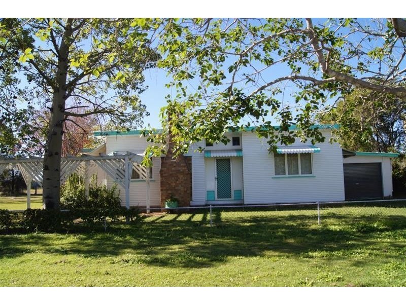 40 – 42 Pine Street, Miles QLD 4415