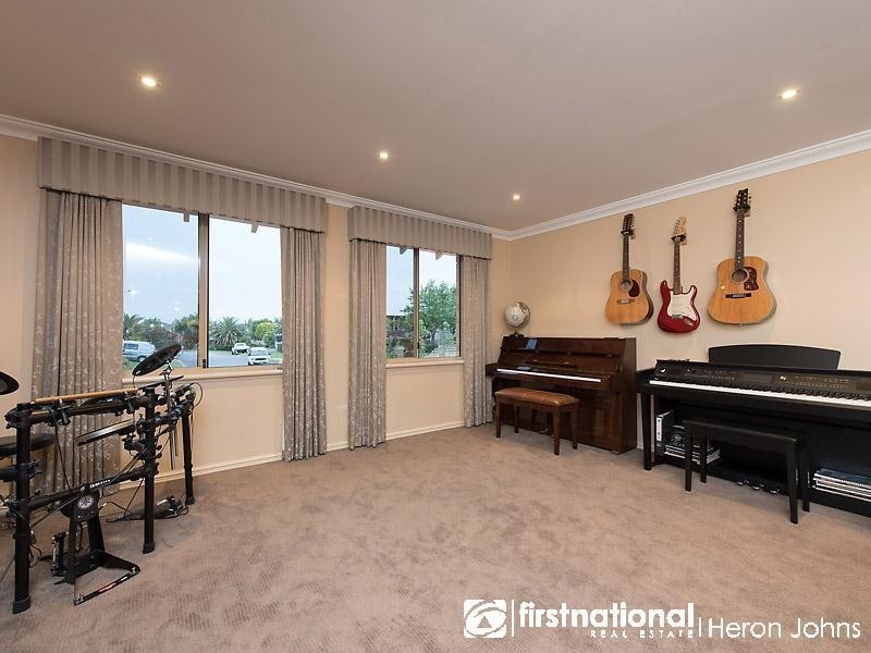 6 Sellen Court, Leeming WA 6149