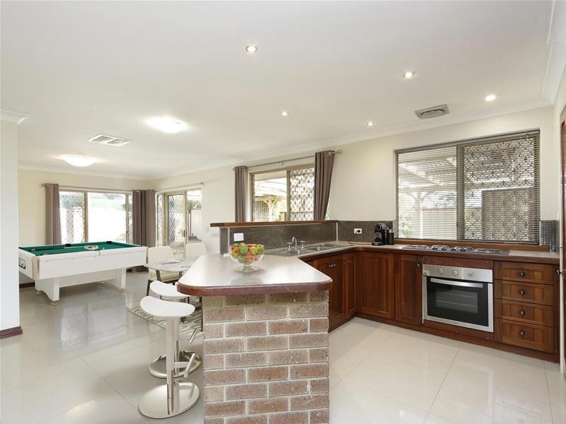 16 Sunshine Place, Bibra Lake WA 6163