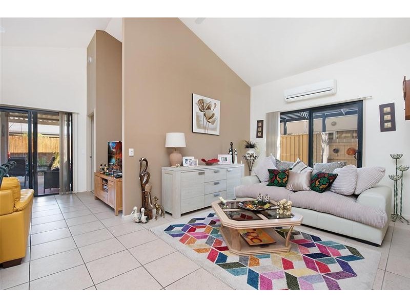 8 Flores Street, Parrearra QLD 4575