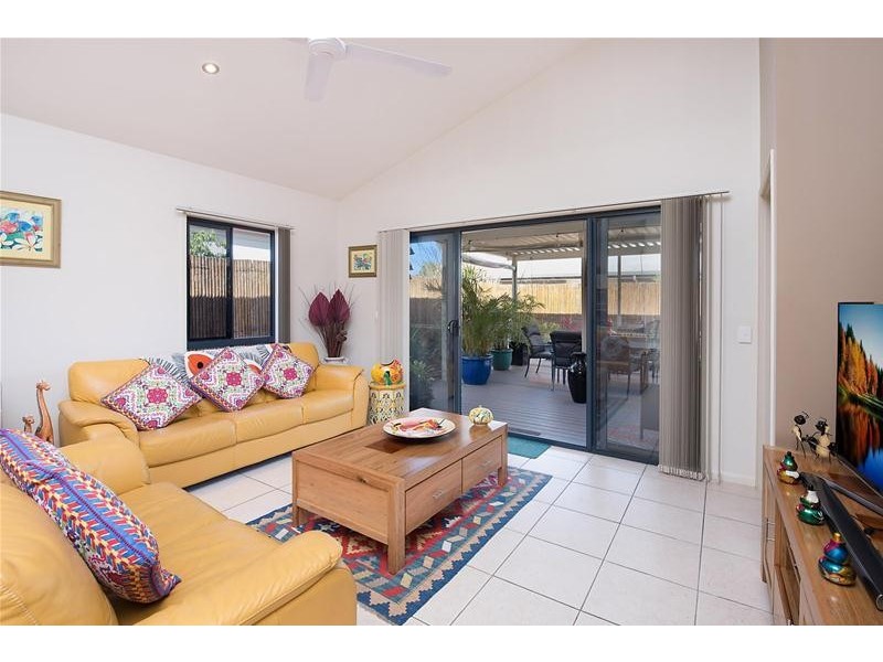 8 Flores Street, Parrearra QLD 4575