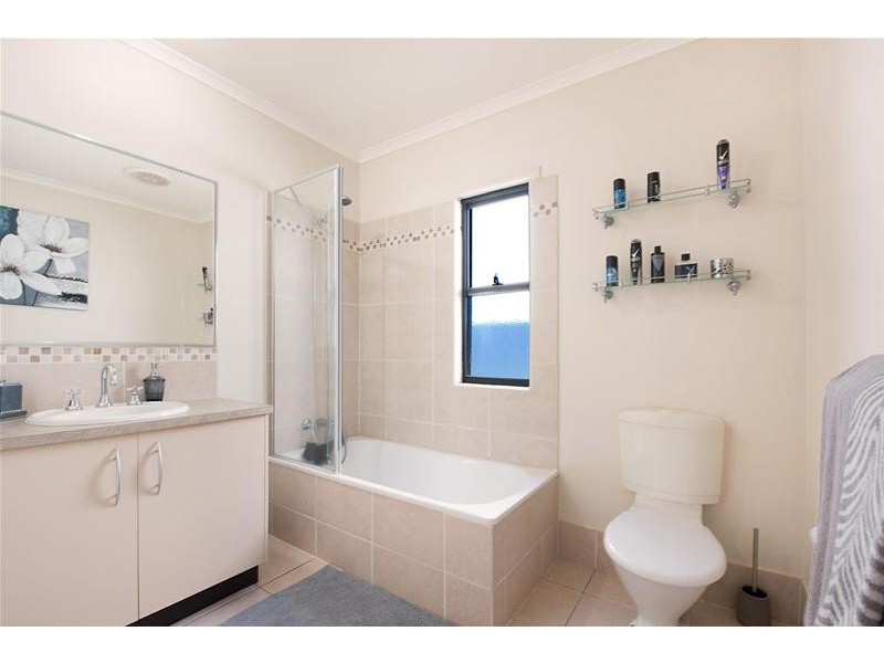 8 Flores Street, Parrearra QLD 4575