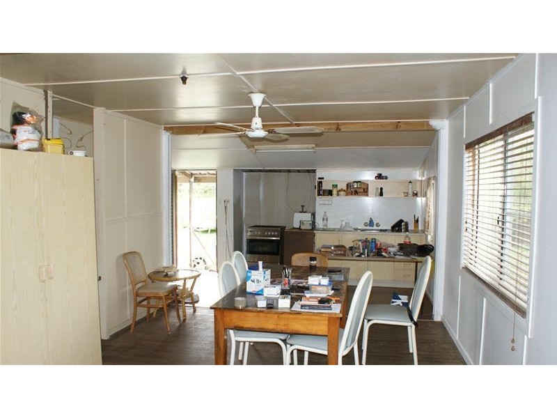 35 Railway Parade, St Lawrence QLD 4707