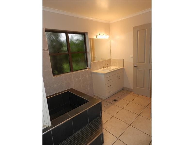 4 Lando Avenue, Sarina QLD 4737