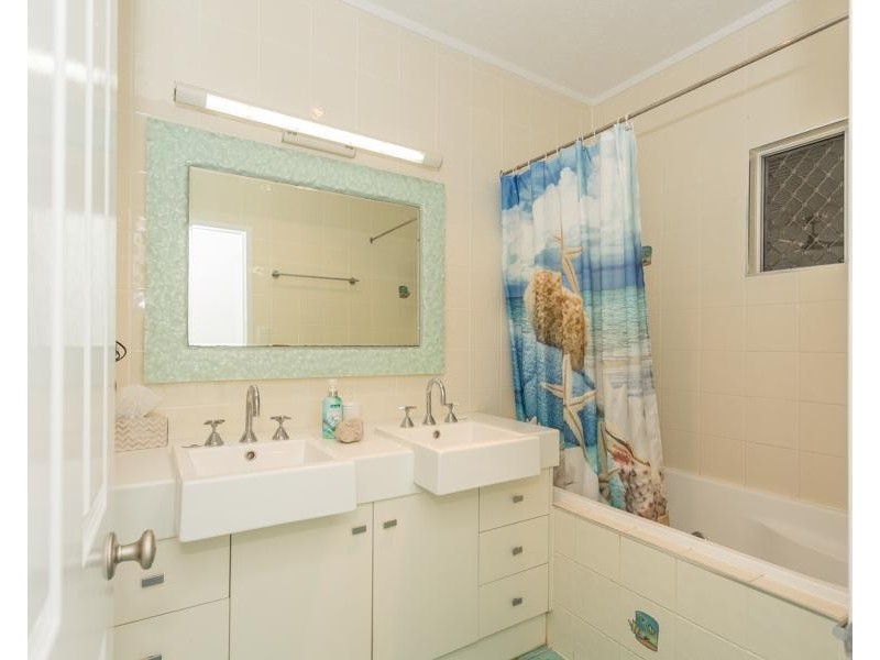 14 Binnington Esplanade, East Mackay QLD 4740