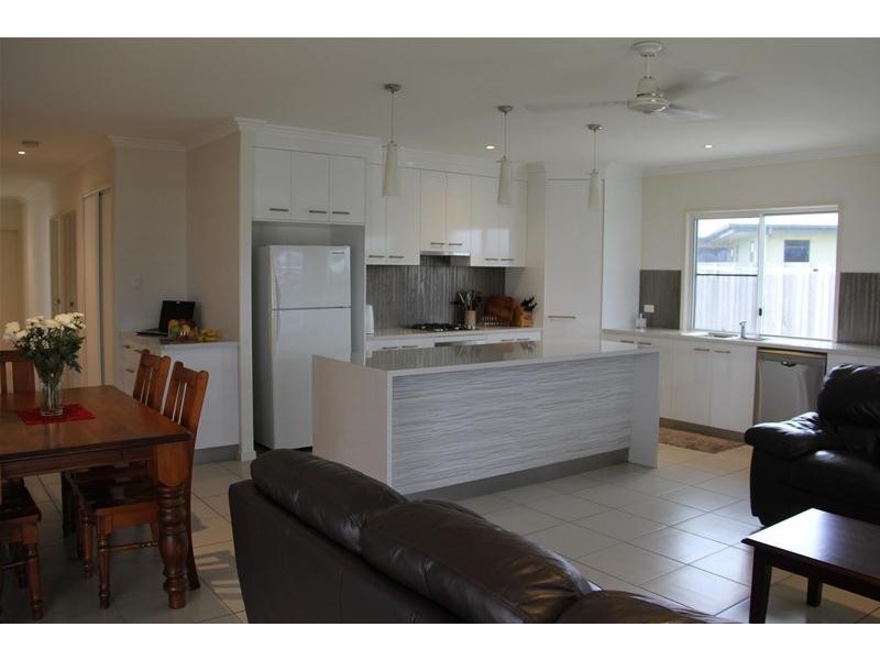 6 Hook Court, Sarina QLD 4737