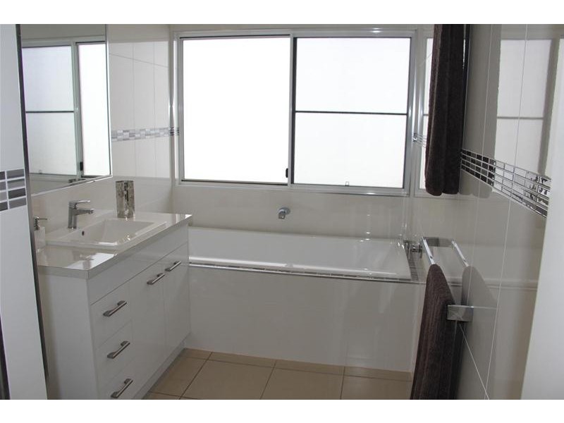 6 Hook Court, Sarina QLD 4737