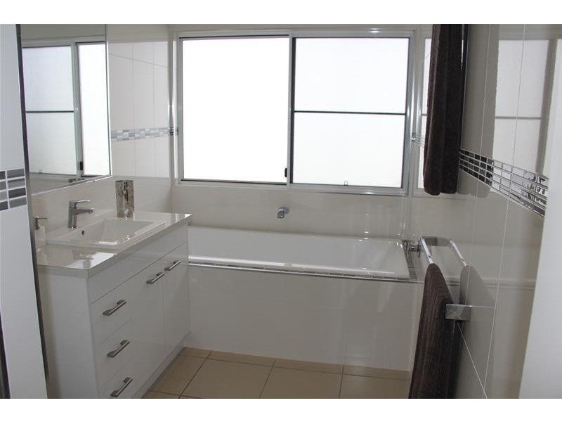 6 Hook Court, Sarina QLD 4737