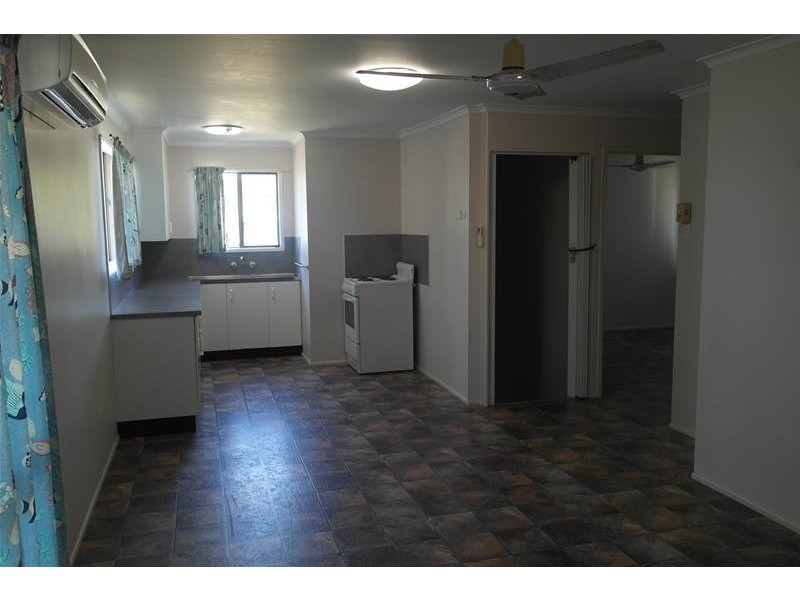 2/42 Owen Jenkins Drive, Sarina Beach QLD 4737