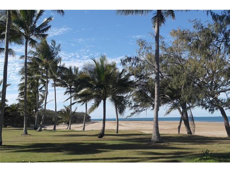 2/42 Owen Jenkins Drive, Sarina Beach QLD 4737