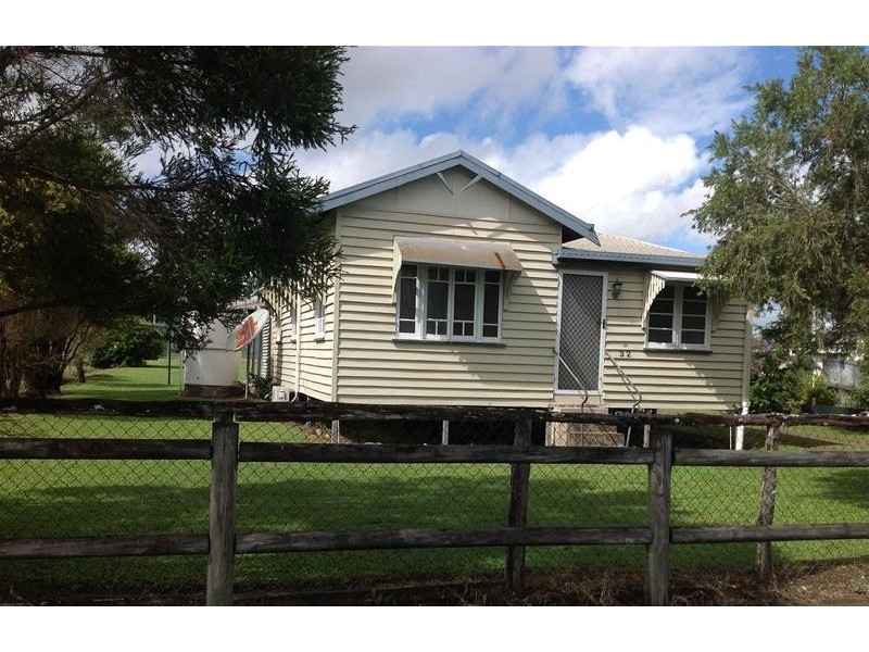 32 Beach Road, Sarina QLD 4737