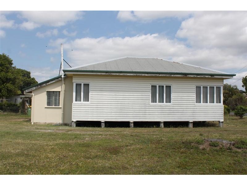 17 East Street, Sarina QLD 4737