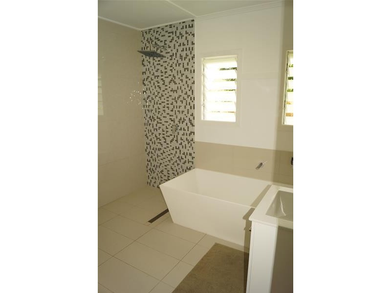 8 Place Avenue, Sarina QLD 4737