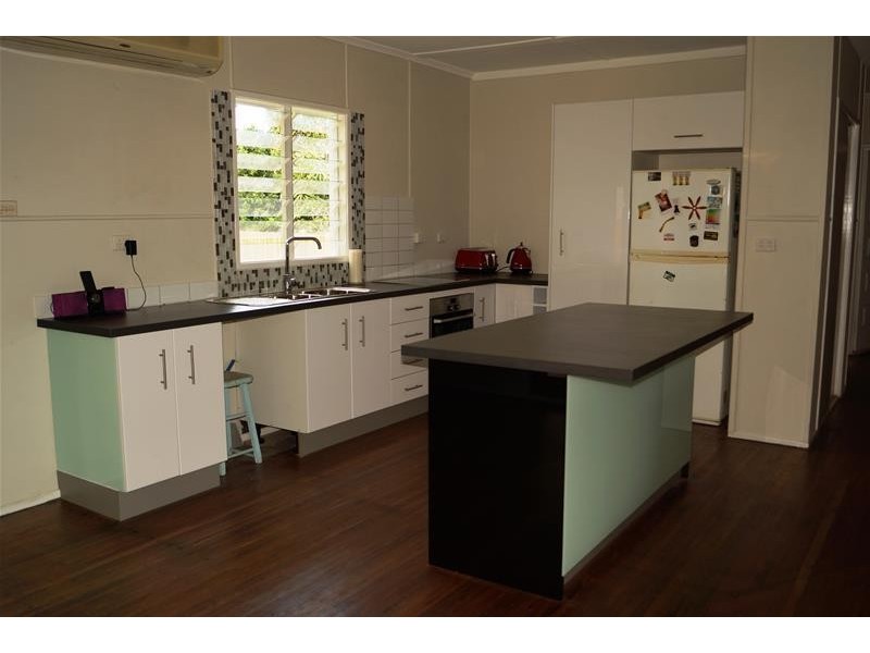 8 Place Avenue, Sarina QLD 4737