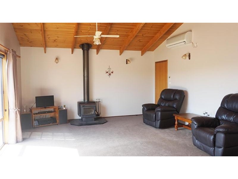 6 Central Avenue, Loch Sport VIC 3851