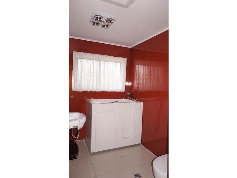 143 National Park Road, Loch Sport VIC 3851