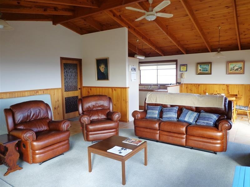 19 Wattle Grove, Loch Sport VIC 3851