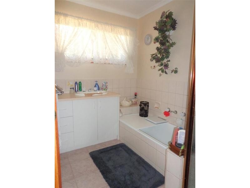 24 White Crescent, Loch Sport VIC 3851