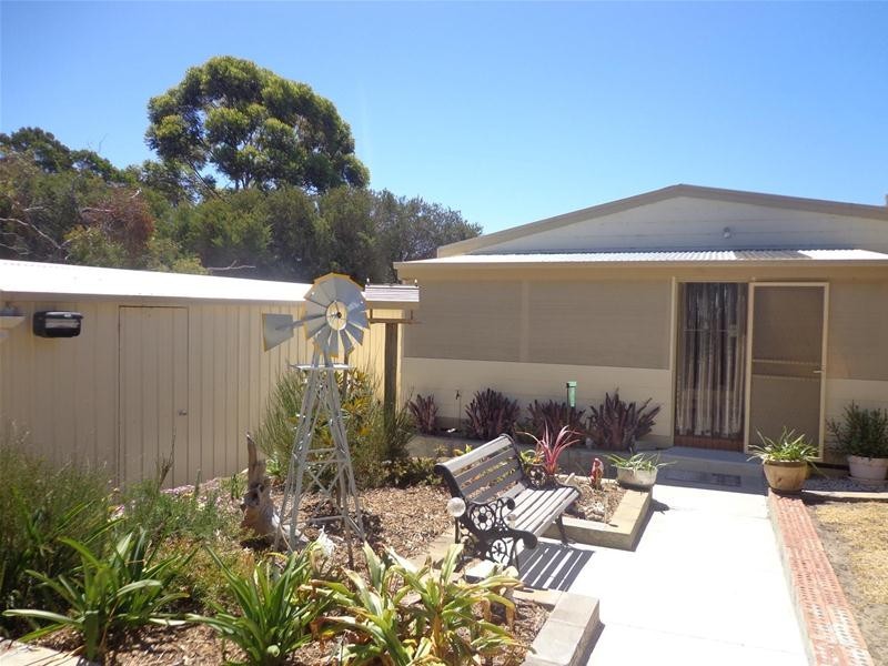 24 White Crescent, Loch Sport VIC 3851
