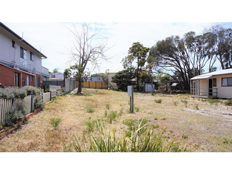 18 Cove Street, Loch Sport VIC 3851