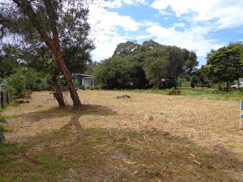 8 Cove Street, Loch Sport VIC 3851