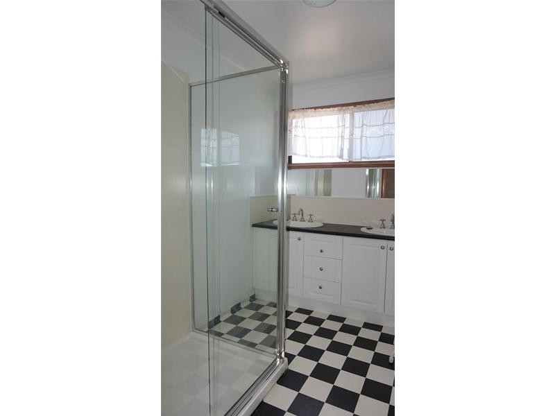 12 Lake Street, Loch Sport VIC 3851