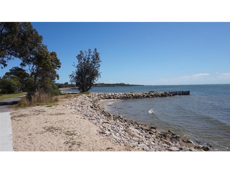 12 Lake Street, Loch Sport VIC 3851