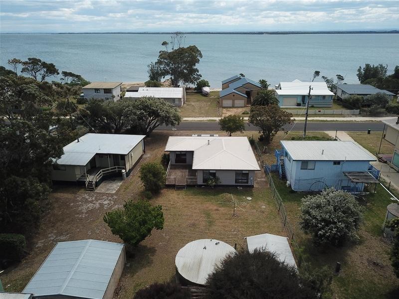 12 Lake Street, Loch Sport VIC 3851