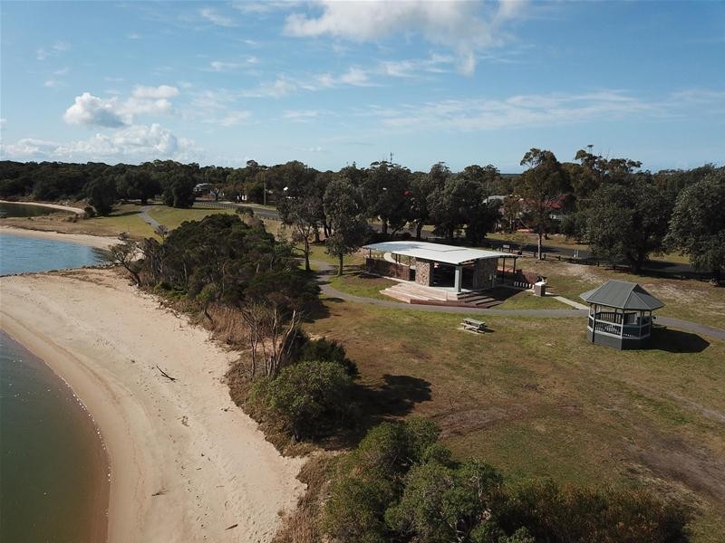 12 Lake Street, Loch Sport VIC 3851