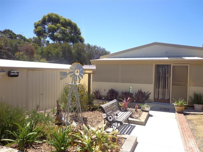 24 White Crescent, Loch Sport VIC 3851