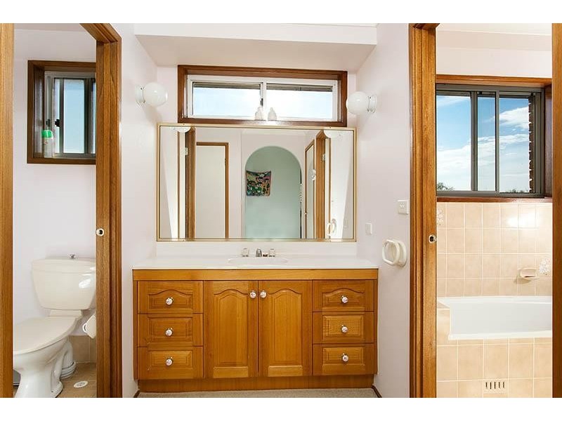 15 Henry Kendall Close, Heathcote NSW 2233