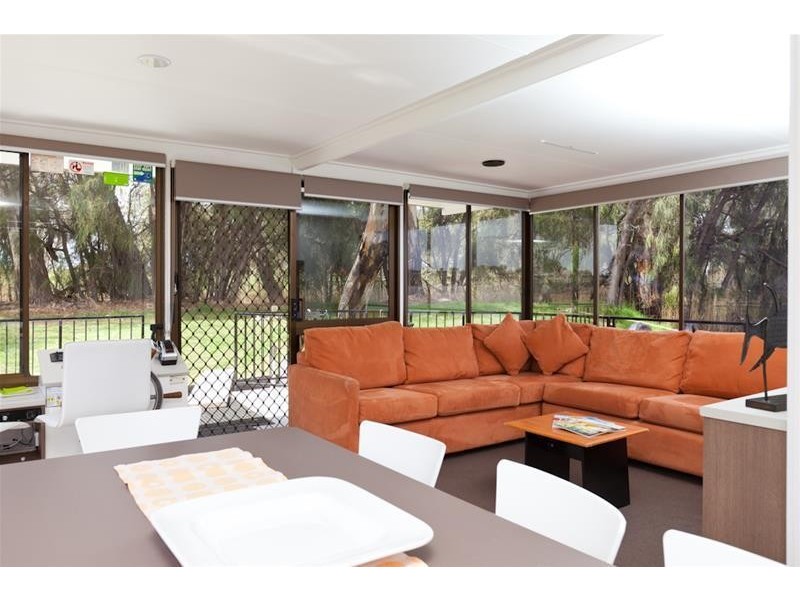 James R II – Houseboat, Mildura VIC 3500