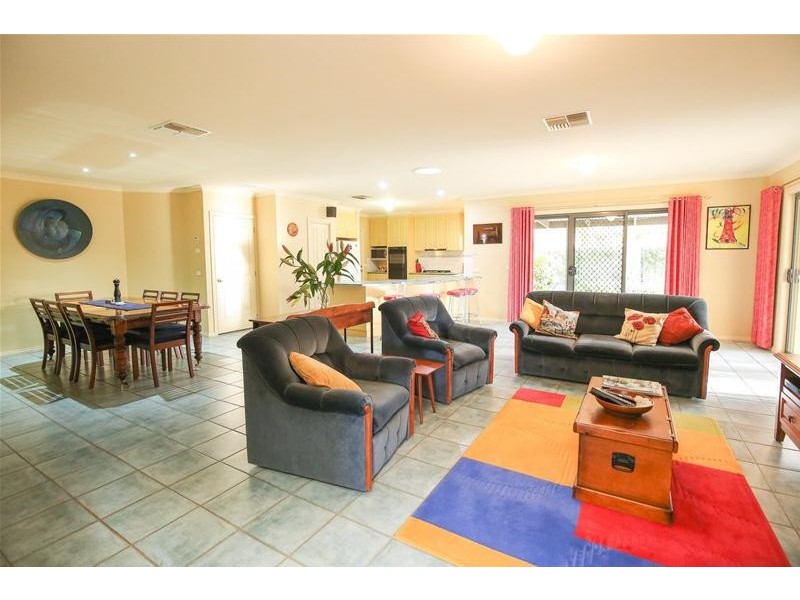 8 Wadsworth Drive, Gol Gol NSW 2738