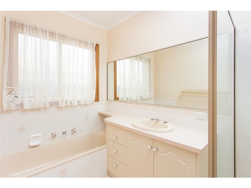 4 Meadow Grove, Mildura VIC 3500