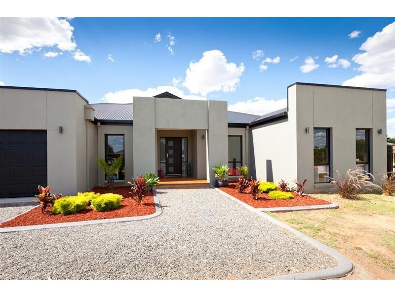 11 Adelong Court, Nichols Point VIC 3501