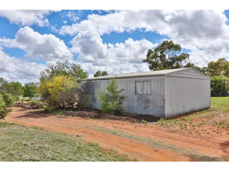 15 Hillview Road, Merbein West VIC 3505